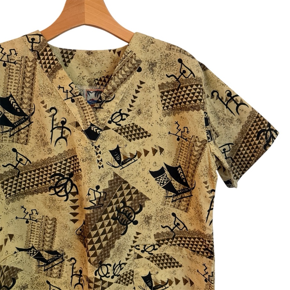 Women's Scrub Top - Hawaiian Tapa Print - Like New